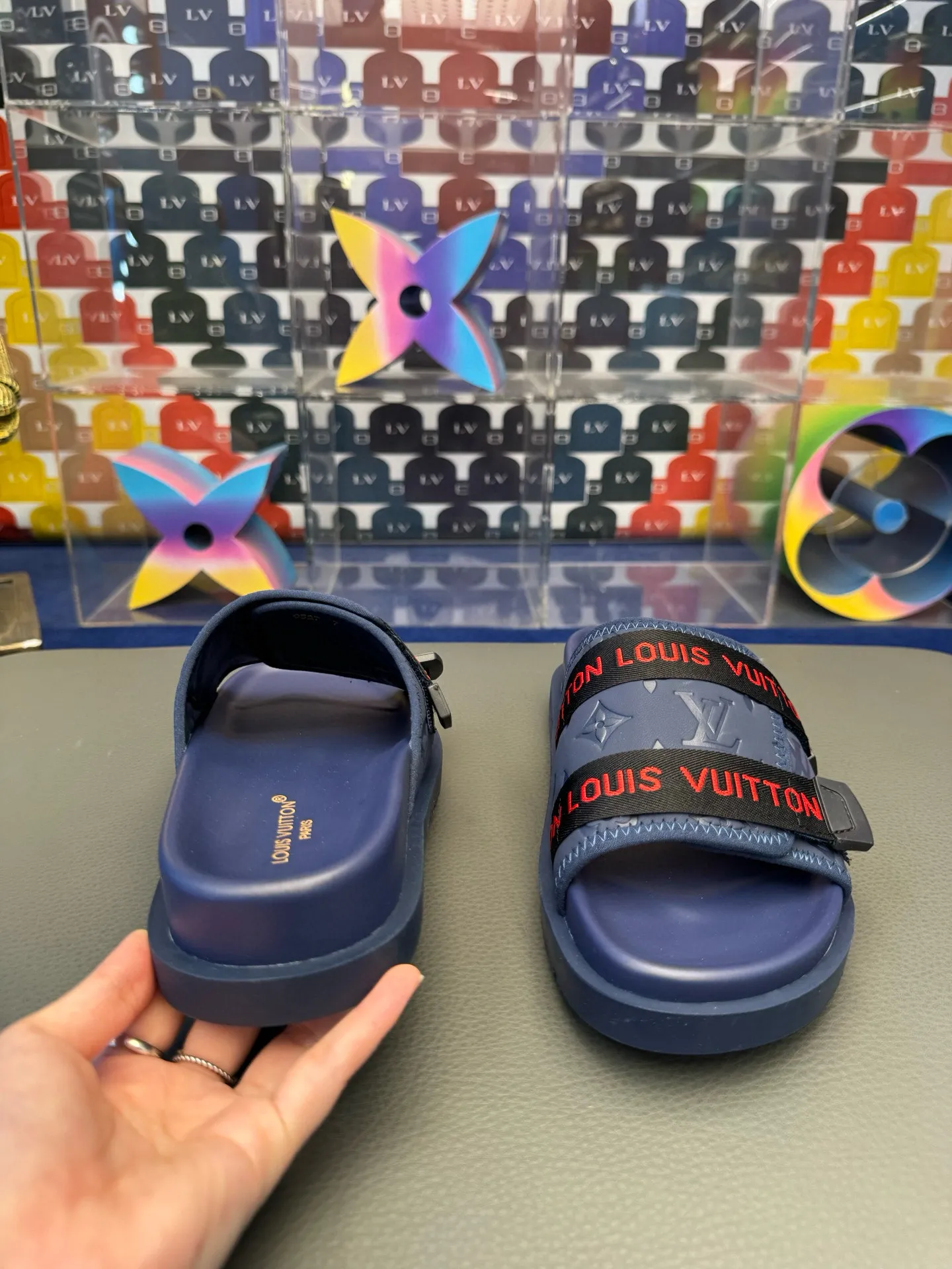 [L Home] P: 340💰Size: 38-45 Top purchasing lv men's summer slippers, classic presbyopia with soft real leather lining, unique color splicing effect, distinctive personality, fashionable and trendy essential style, light and comfortable. Lightweight and tough rubber insole, micro ridged foam outsole, super comfortable!